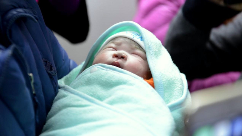 The first surrogate baby in Vietnam, a girl, was born Friday, January 22, 2016, at Hanoi’s National Hospital of Obstetrics and Gynecology. (Credit: zing.vn)