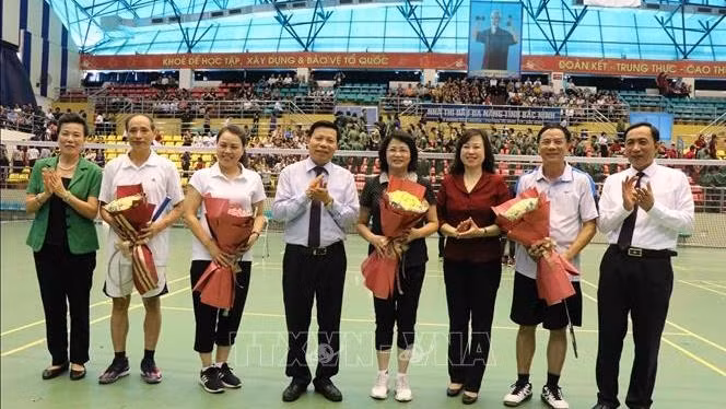 Vice President Dang Thi Ngoc Thinh (fourth from left) participated in the friendly match. (Photo: VNA)