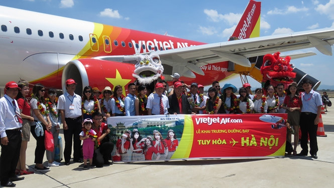 At the launch of the new flight route between Hanoi and Tuy Hoa 
