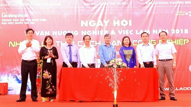 Delegates press the button to open the career fair titled "Human Resources in Industrial Revolution 4.0", Hanoi, October 26. (Photo: NDO/Ngan Anh)