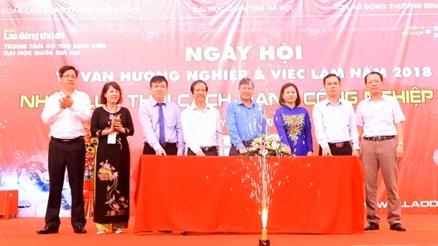 Delegates press the button to open the career fair titled "Human Resources in Industrial Revolution 4.0", Hanoi, October 26. (Photo: NDO/Ngan Anh)