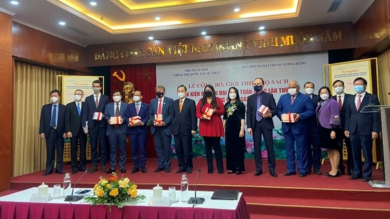 The book presented to foreign diplomats. (Photo:CPV)