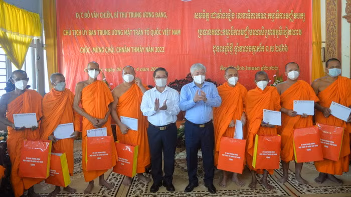 President of the Vietnam Fatherland Front Central Committee Do Van Chien presents gifts to Khmer Theravada Buddhist dignitaries and followers in O Mon district, Can Tho city. (Photo: NDO)