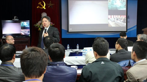 Prof. Tran Binh Giang, Chairman of Vietnam Association of Endolaparoscopic Surgeons and deputy director of Vietnam-Germany Hospital narrate the live operations by Prof. Lervoy and his colleagues at Hanoi’s Saint Paul Hospital. (Credit: VOV)