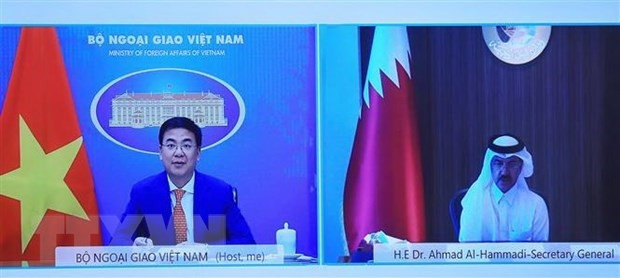 Vietnam’s Deputy Foreign Minister Pham Quang Hieu and Secretary-General of Qatar’s Ministry of Foreign Affairs Ahmad Hassen Al-Hammadi hold online talks on September 15. (Photo: VNA)