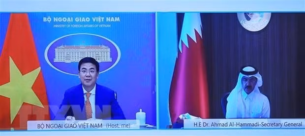 Vietnam’s Deputy Foreign Minister Pham Quang Hieu and Secretary-General of Qatar’s Ministry of Foreign Affairs Ahmad Hassen Al-Hammadi hold online talks on September 15. (Photo: VNA)