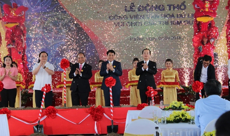 PM Nguyen Xuan Phuc (third from left) attends the groundbreaking ceremony for the Kim Quy Park.