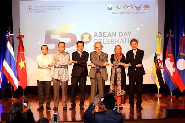 Argentinian Deputy Foreign Minister Pablo Tettamanti (third, right) and ambassadors of ASEAN countries at the ceremony. (Photo: VNA)