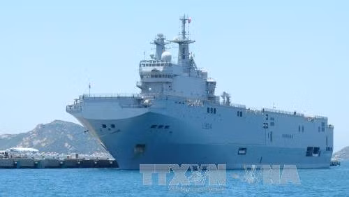 The French Navy’s amphibious assault ship Tonnerre arrives at Cam Ranh International Port for a friendship visit. (Photo: VNA)