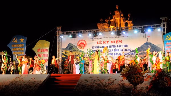 An art performance to mark Ha Giang's 25th anniversary of re-establishment