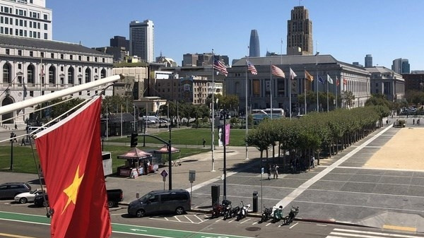  Vietnamese flags fly in front of the City Hall of San Francisco, the US. (Photo: VNA)