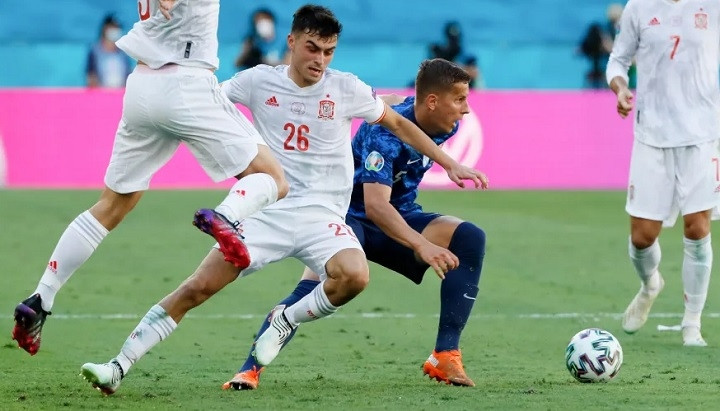 Lubomir Satka of Slovakia battles for possession with Pedri of Spain during the UEFA Euro 2020 Championship Group E match on June 23, 2021 in Seville, Spain. (Photo: Getty Images)