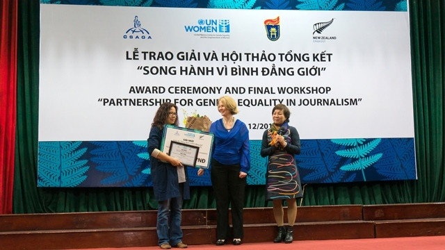 New Zealand Ambassador to Vietnam Wendy Matthews (centre) and CSAGA Director Nguyen Van Anh (right) present the first prize in the press category to journalist Hoang Xuan. (Credit: NDO/Trung Hung)