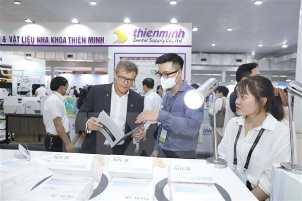 Visitors at a booth in the exhibition (Photo:VNA)