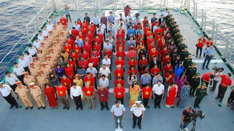 Delegates join a memorial service for Gac Ma naval martyrs.