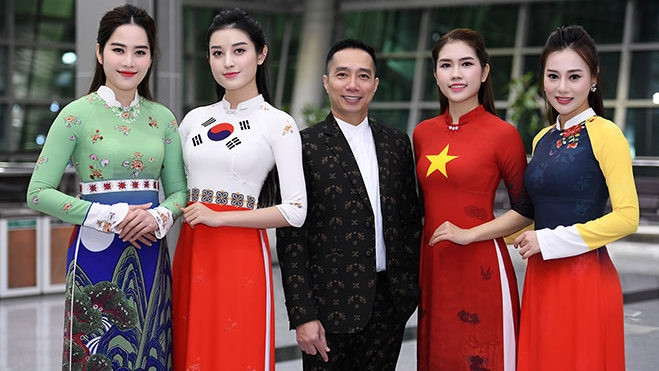 Fashion designer Do Trinh Hoai Nam (centre) and models of his Ao Dai collection 