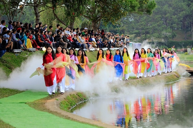 Bao Loc Silk Fashion Show 2018 on the banks of the Xuan Huong lake in Da Lat.