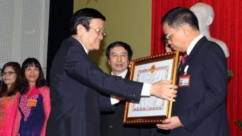 President Truong Tan Sang presents the certificate of the 'Hero of the People's Armed Forces' to the VAAS. (VNA)