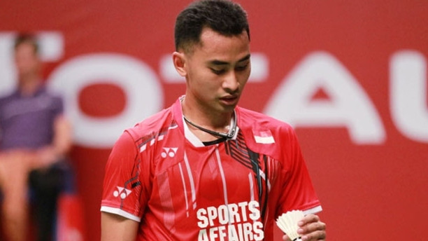 Indonesian Tommy Sugiarto claims the men’s singles title of the Vietnam Open GP 2015.