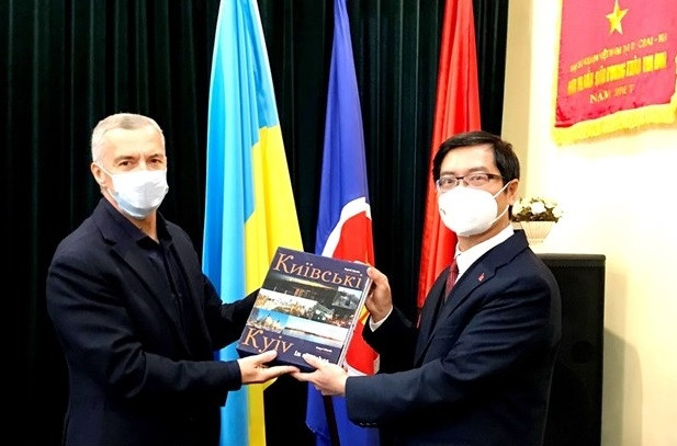 Vietnamese Ambassador to Ukraine Nguyen Hong Thach (R) and President of the Ukraine-Vietnam Friendship Association Oleksandr Vitaliyovich Shlapak. (Photo: VNA)