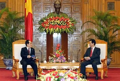Prime Minister Nguyen Tan Dung (right) and the Repulic of Korea's Minister for Food, Agriculture, Forestry and Fisheries
