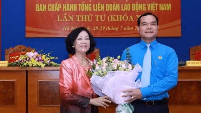 Politburo member Truong Thi Mai (L) congratulated newly-elected VGCL President, Nguyen Dinh Khang (Photo: dantri.com.vn)
