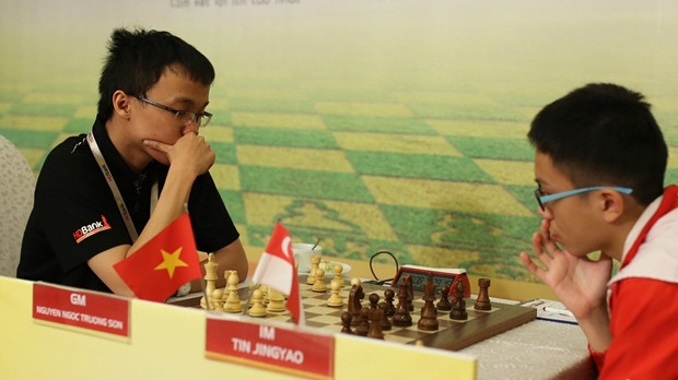 Nguyen Ngoc Truong Son (left) effortlessly defeated young Singaporean talent Tin Jingyao in the second round on March 8.