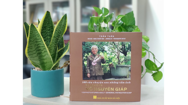 The book "103 photo stories about General Vo Nguyen Giap" by Journalist-Photographer Tran Tuan.