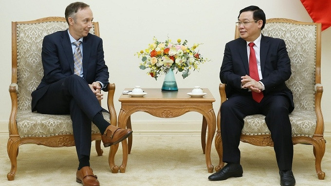 Deputy PM Vuong Dinh Hue (R) and Nike Vice President Chris Helzer. (Photo: VGP)