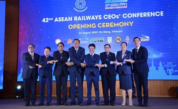 Officials from the railway industry in eight ASEAN countries pose for group photo at the event. (Photo: VNA)