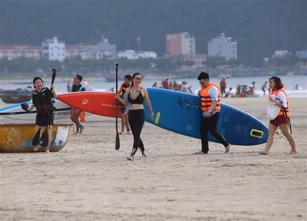 Tourists enjoy their holiday in Da Nang (Photo: VNA)