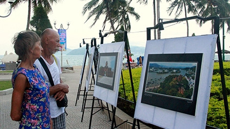 Visitors at the exhibition which opened in Nha Trang city on April 18 (Photo: baokhanhhoa.com.vn)