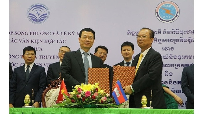 Vietnamese Minister of Information and Communications Nguyen Manh Hung (L) and Cambodian Minister of Posts and Telecommunications Tram Iv Tek signed the agreements in Phnom Penh on March 14. (Photo: NDO)