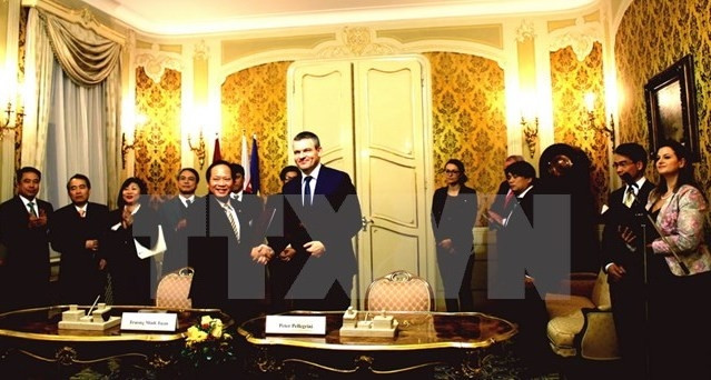 The signing ceremony for a memorandum of understanding on IT cooperationbetween the Vietnamese Ministry of Information and Communications and the Slovak Deputy PM’s Office (Credit: VNA)