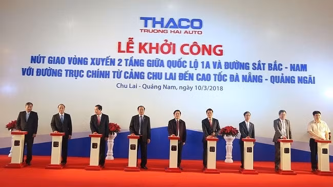 Delegates press the button to kick-start the construction of the double-decker roundabout interchange. (Photo: VOV)