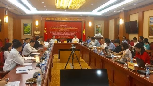 The press conference to announce Smart Industry World 2017