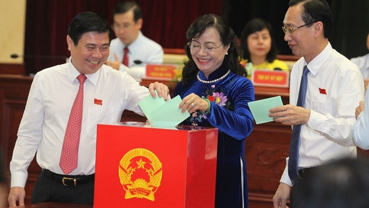 Delegates cast their votes for key positions at the 9th municipal People’s Council. (Credit: nld.com.vn)