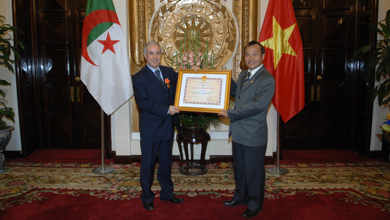 Deputy Minister of Foreign Affairs Vu Hong Nam presents the Friendship Order to Algerian ambassador to Vietnam Cherif Chikhi. (Credit: MOFA)