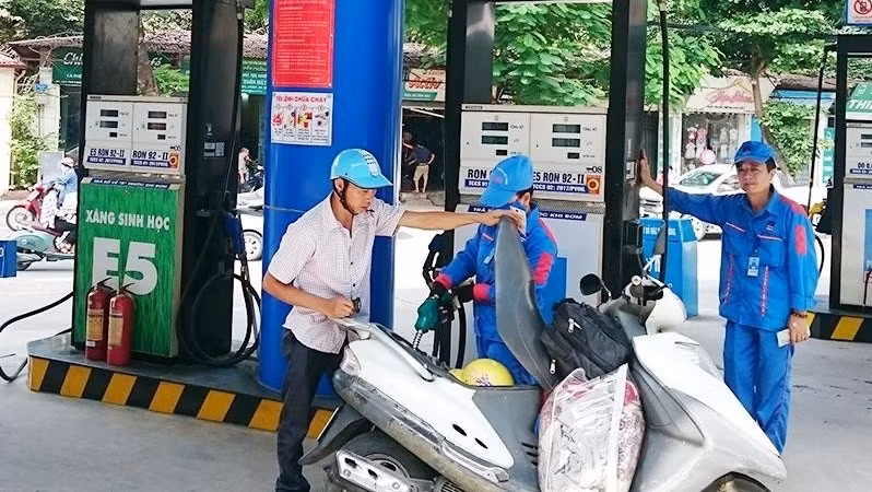 People buy petrol at a filling station in Dong Da District, Hanoi.