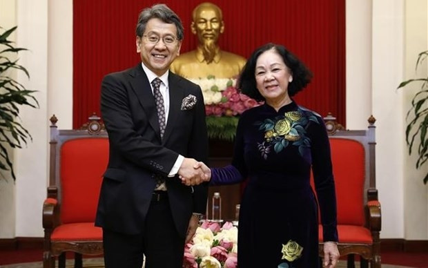 Secretary of the Communist Party of Vietnam (CPV) Central Committee Truong Thi Mai (R) receives Chairman of the Board of Directors of the Japan Bank for International Cooperation (JBIC) Maeda Tadashi (Photo: VNA)
