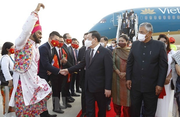 At a welcome ceremony held for Chairman of the Nation Assembly Vuong Dinh Hue at the Palam military airport in New Delhi (Photo: VNA)