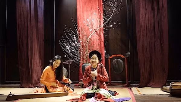 People’s Artist Ngo Thi Thanh Hoai (R) performing at a music show in Hanoi’s Old Quarter. 