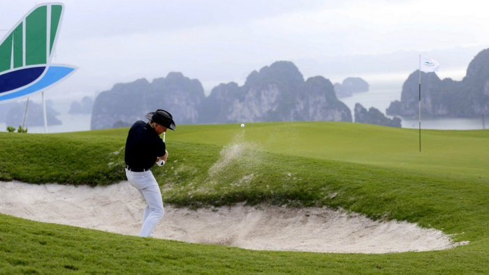 Golf legend Grag Norman experiencing the most beautiful par 3 golf course of Vietnam in Ha Long city, Quang Ninh province (Photo: FLC)
