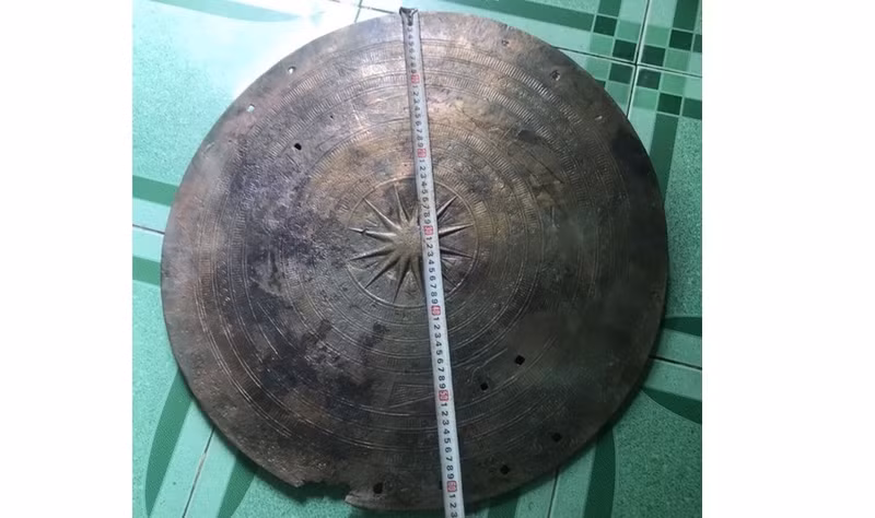 The drumhead is 7.6kg in weight and 63cm in diameter. (Photo: thanhnien.vn)