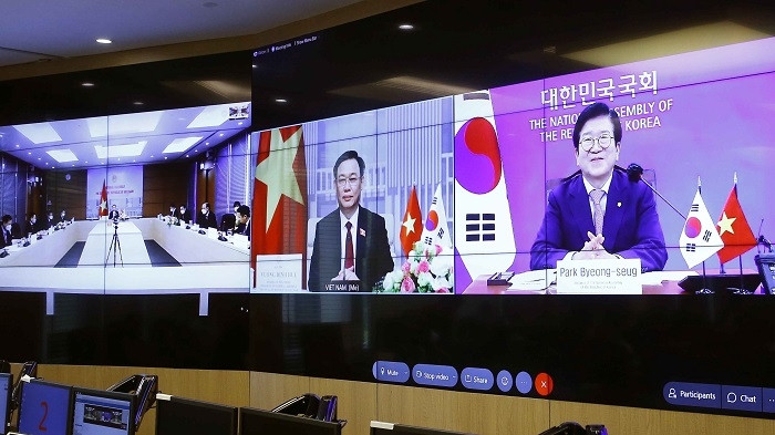 NA Chairman Vuong Dinh Hue (L) holds talks via videoconference with the ROK’s NA Speaker Park Byeong-seug on June 23, 2021. (Photo: VNA)