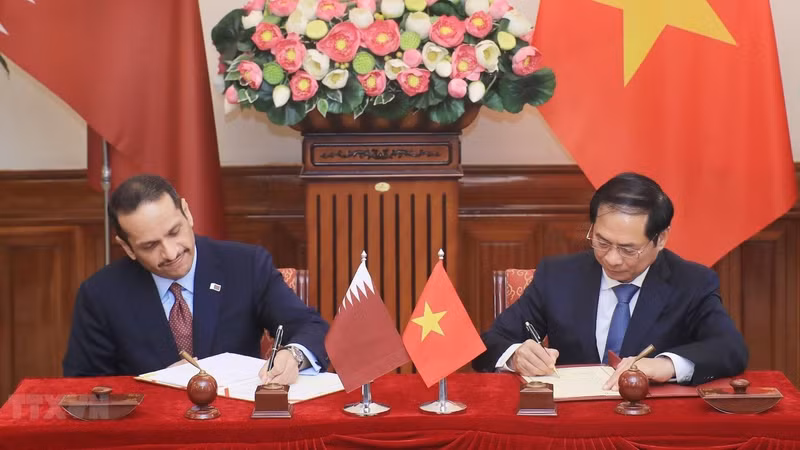 Foreign Minister Bui Thanh Son and Qatari Deputy Prime Minister sign an agreement on visa exemptions for holders of diplomatic, official and special passports. (Photo: VNA)