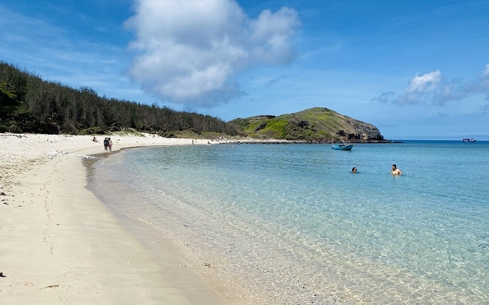  A beautiful beach on Phu Quy island 
