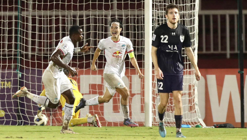 Hoang Anh Gia Lai players celebrate after scoring the opening goal. (Photo: HAGL)