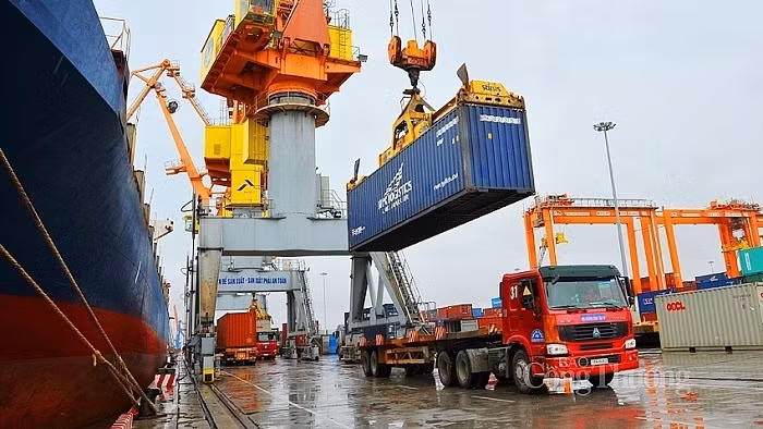 Vietnam is predicted to soon resume balance in the trade of goods thanks to the strong growth in production. (Photo: congthuong.vn)