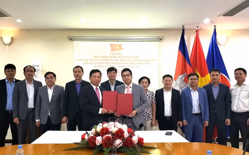 Ambassador Nguyen Huy Tang and General Director of Viettel Cambodia Pte.Ltd Phung Van Cuong signed the agreement. (Photo: Nguyen Hiep)